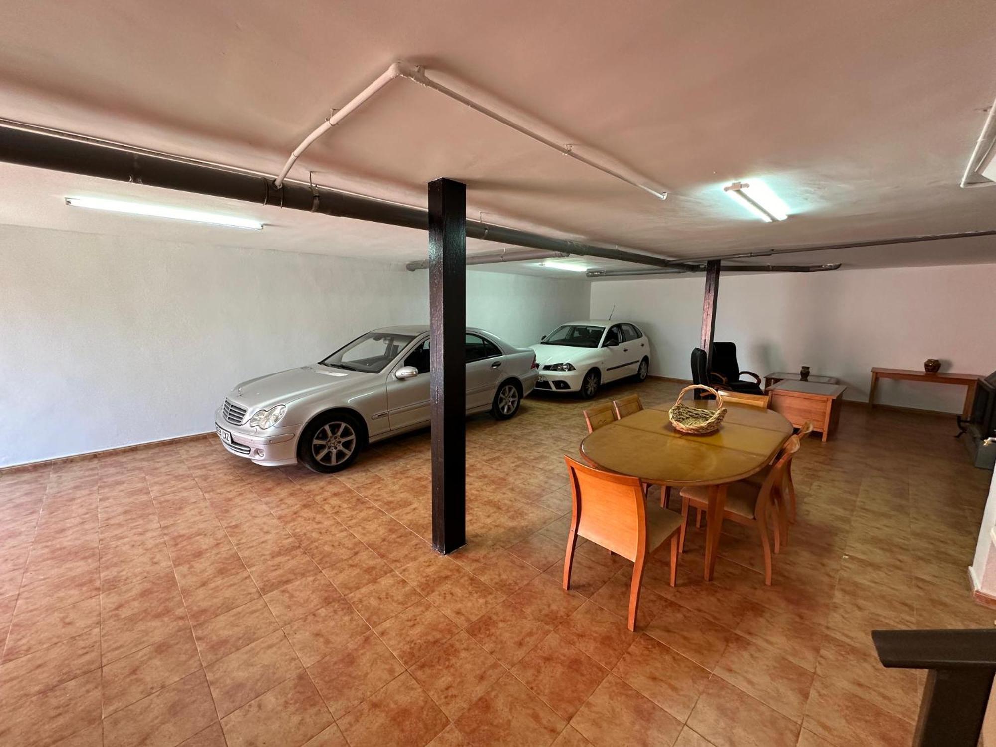 Casa Grande De Tres Plantas Con Parking Gratis Villa Linares  Kültér fotó