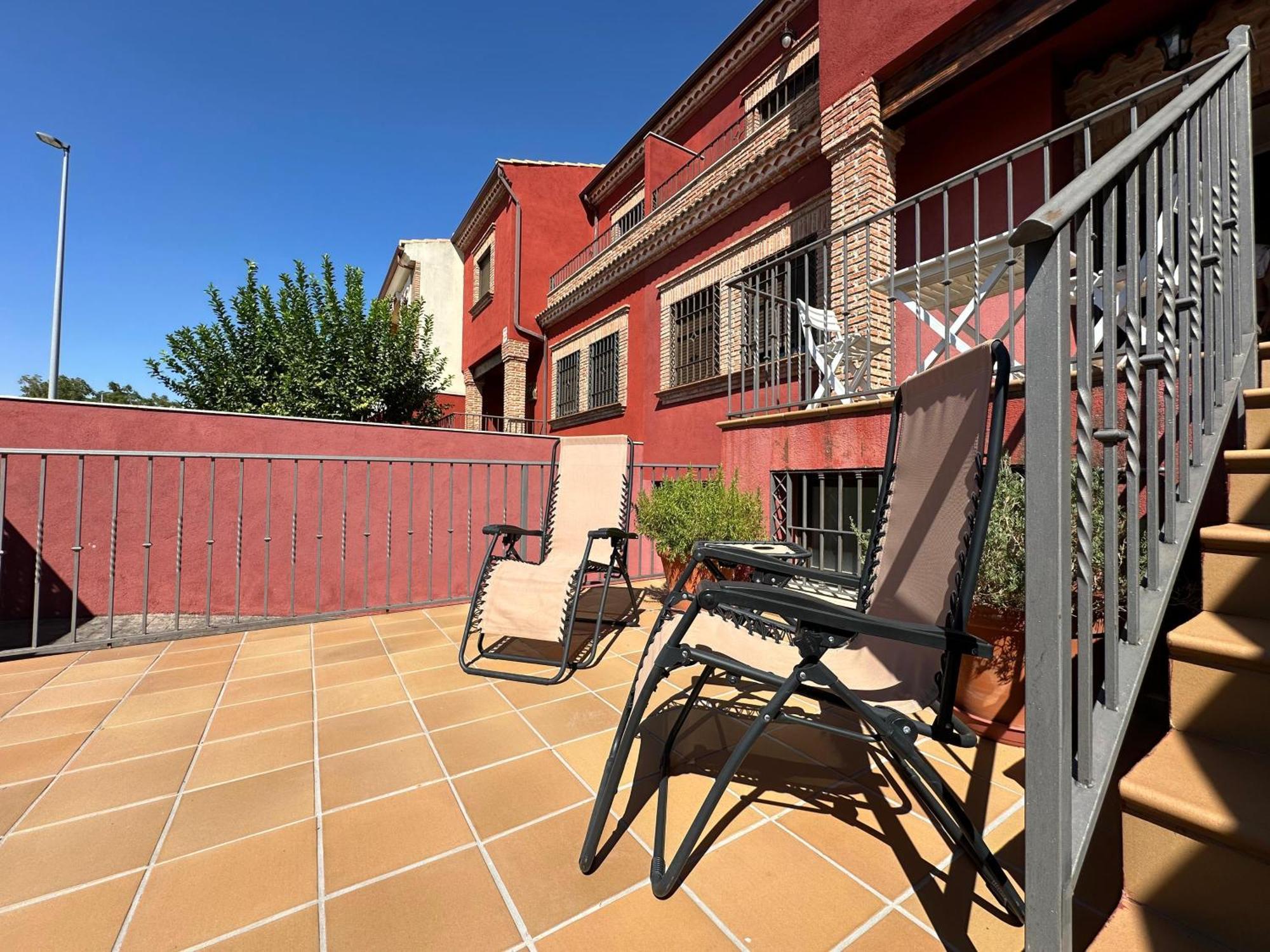 Casa Grande De Tres Plantas Con Parking Gratis Villa Linares  Kültér fotó
