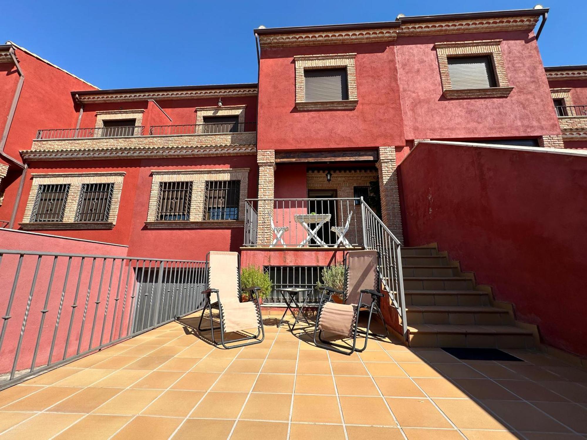 Casa Grande De Tres Plantas Con Parking Gratis Villa Linares  Kültér fotó