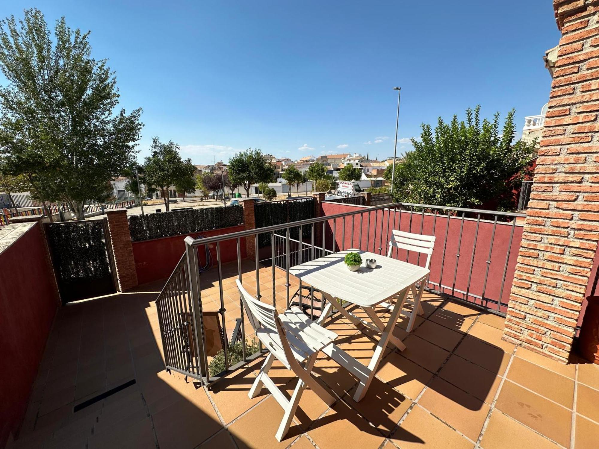 Casa Grande De Tres Plantas Con Parking Gratis Villa Linares  Kültér fotó